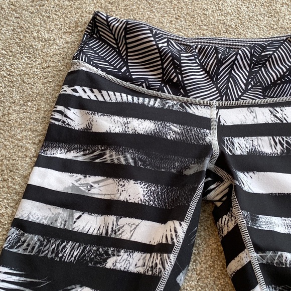 NWOT Lululemon black and white patterned capri leggings. Size 6?? - Picture 2 of 7